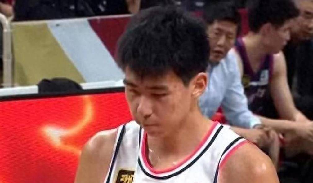枫叶队进攻配合默契，轻松取胜对手的简单介绍